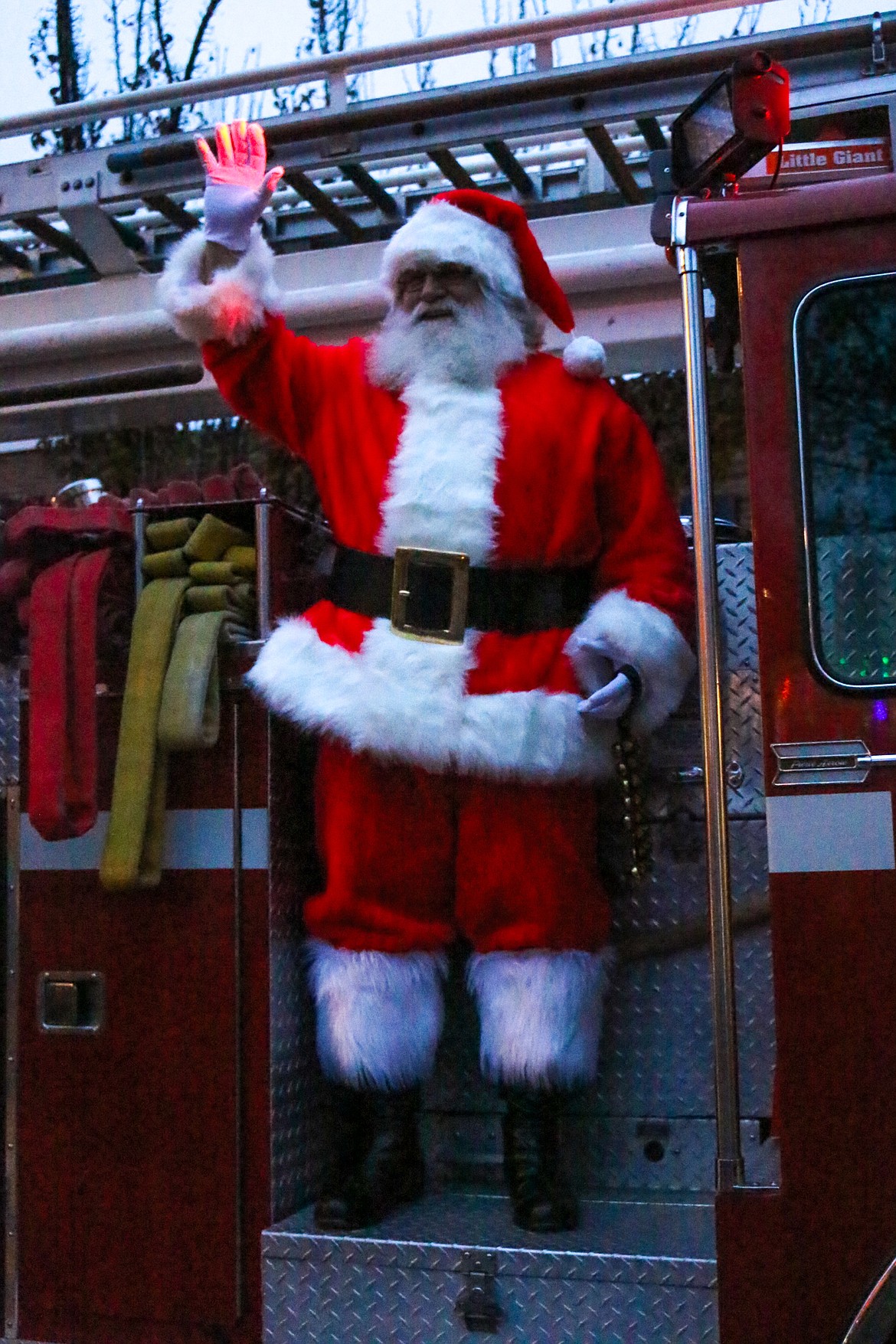 Photo by MANDI BATEMAN
Santa arriving in the fire truck.