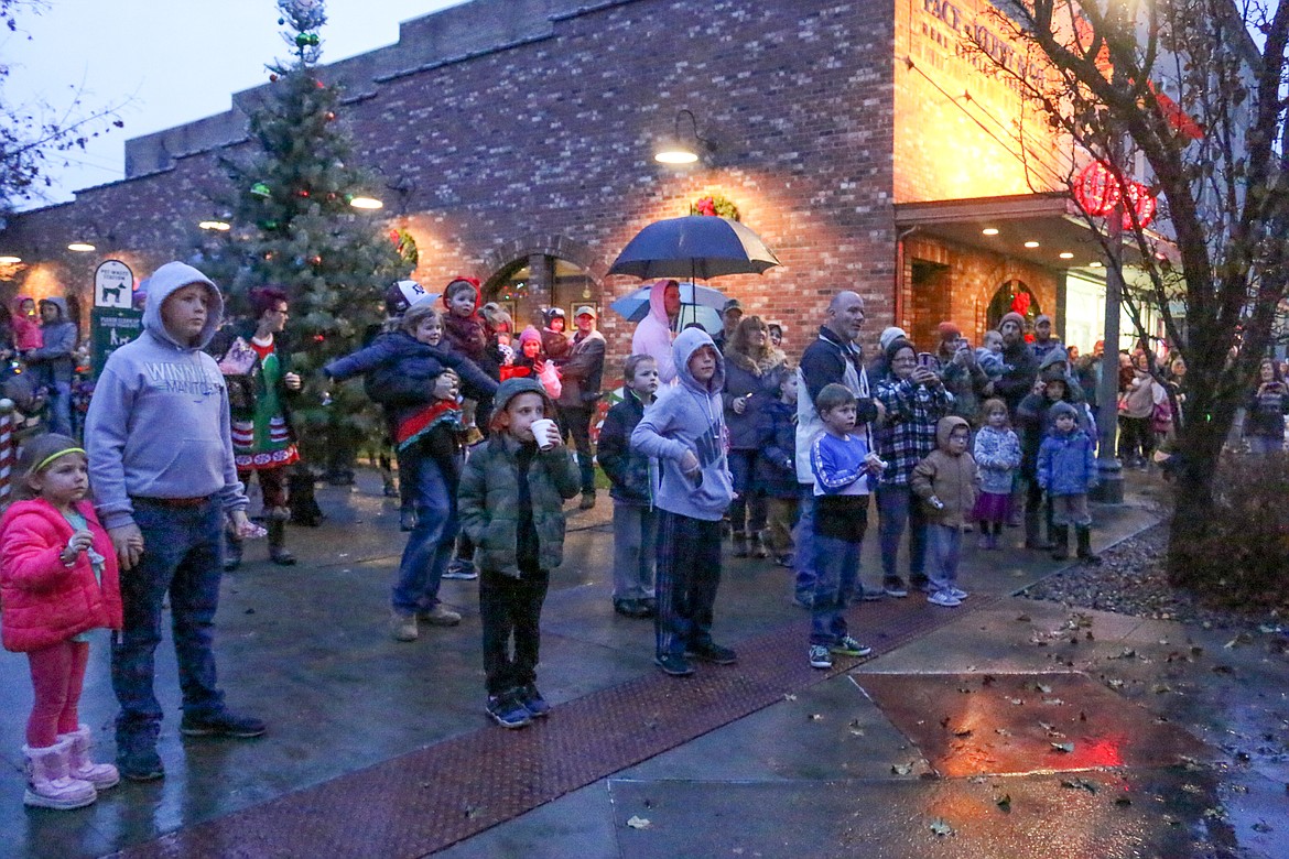 Photo by MANDI BATEMAN
The rain did not deter the families from coming out to meet Santa.