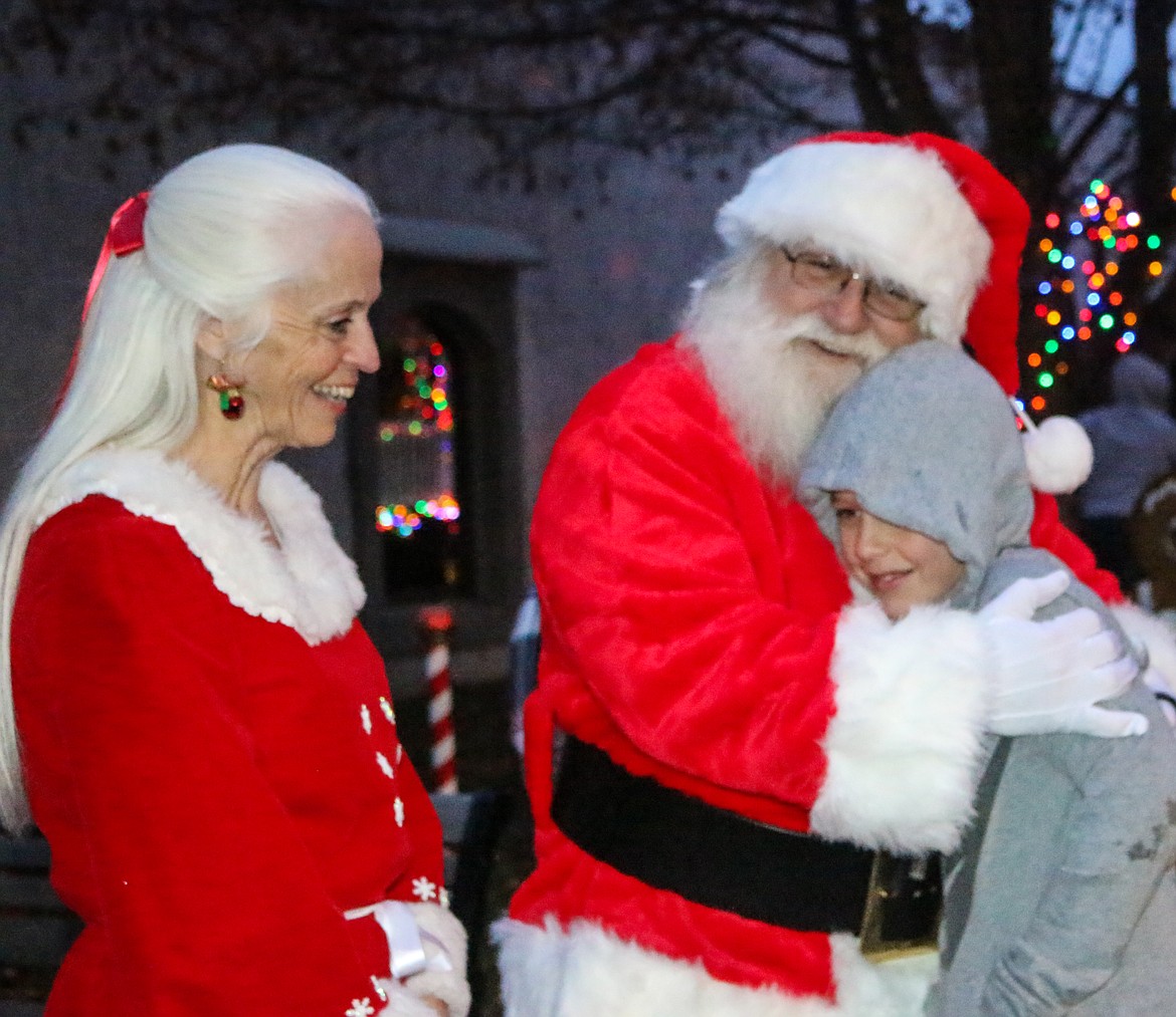 Photo by MANDI BATEMAN
Santa and Mrs. Claus took time to greet the children when they got off the fire truck.