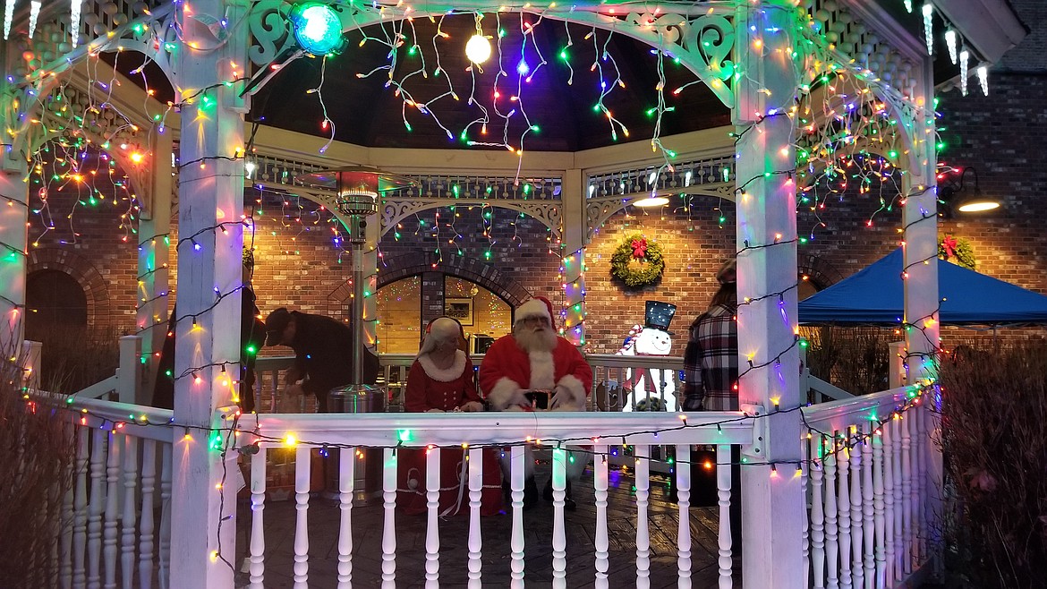 Photo by MANDI BATEMAN
Santa and Mrs. Claus awaiting the children at the Georgia Mae Plaza.