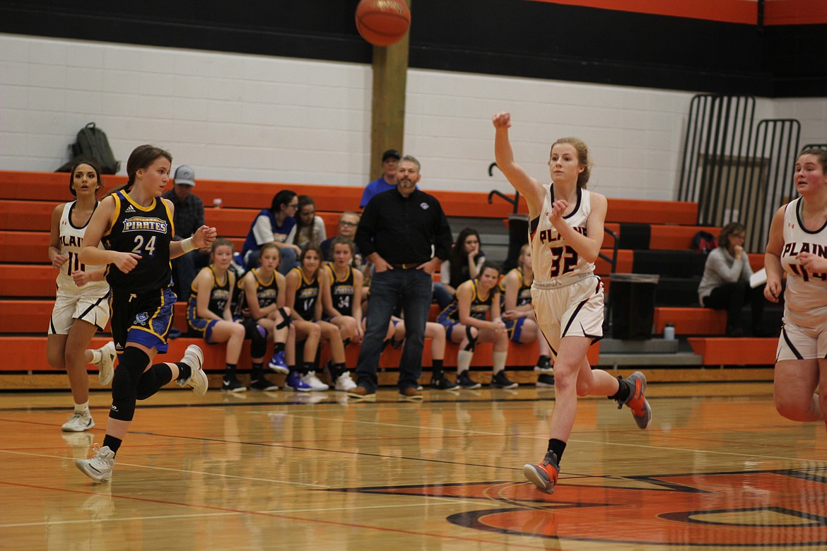 Plains frosh Kimmy Curry (32) starts a fastbreak against Victor during the tip-off tournament Friday in Ronan. (Chuck Bandel/Valley Press)