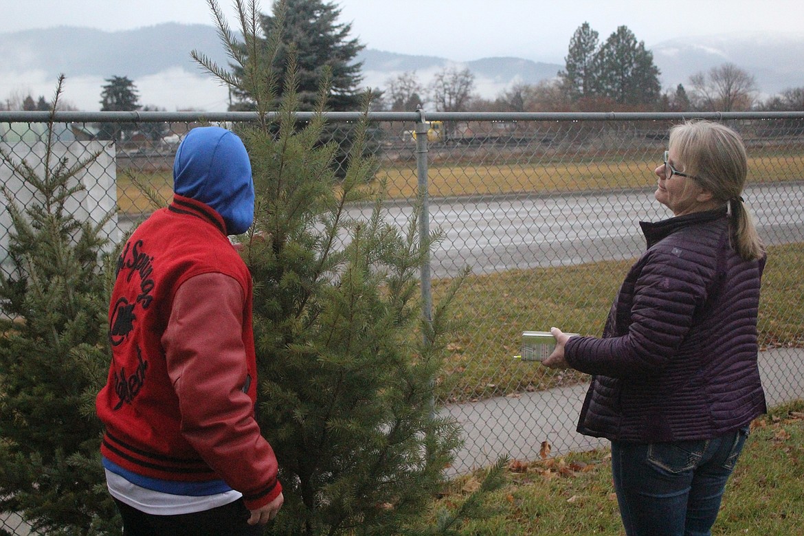Jesse Uski helping local Lenka Harris pick out the perfect Christmas tree. (John Dowd/Clark Fork Valley Press)
