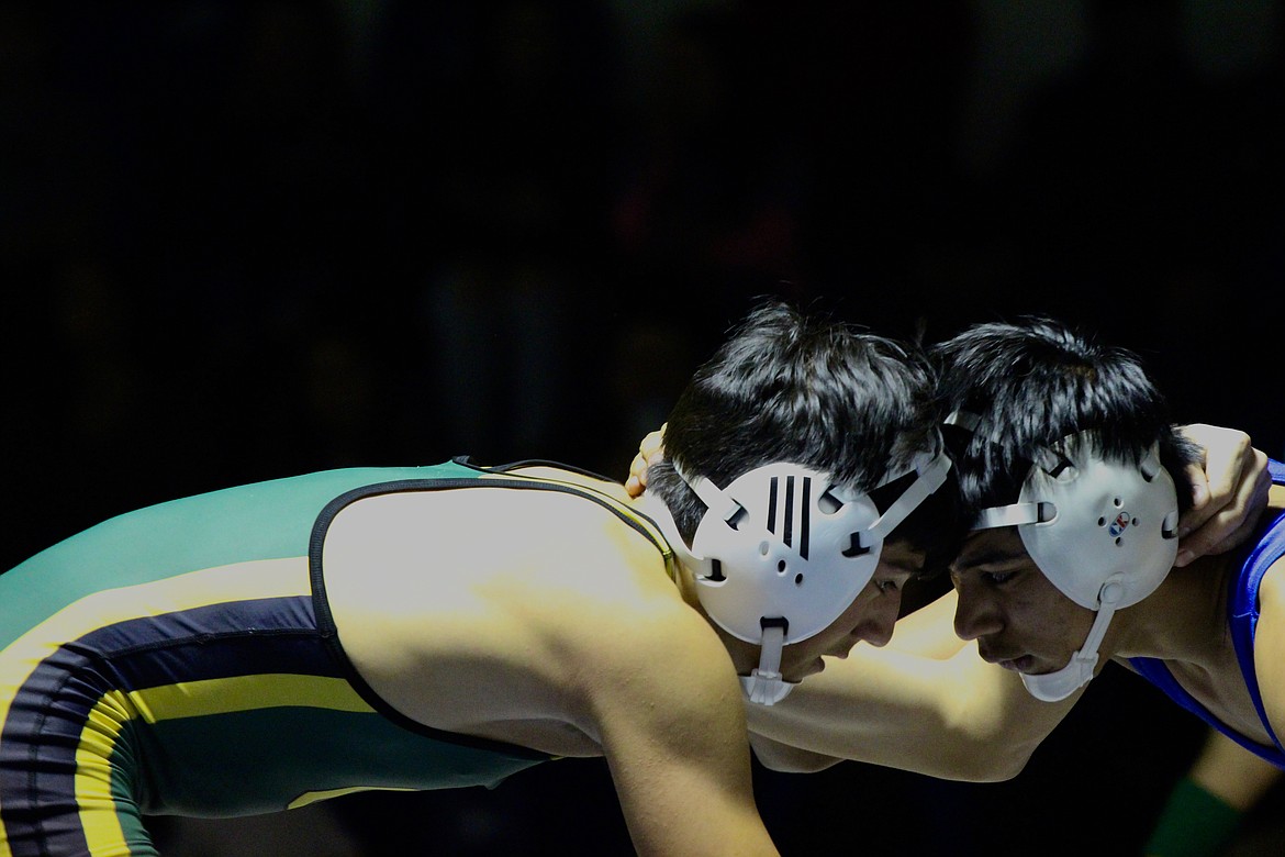 Casey McCarthy/Sun Tribune Quincy&#146;s Oswaldo Perez is locked in with Warden&#146;s Edgar Hernandez in the two&#146;s bout at 145 on Thursday night at Warden High School.