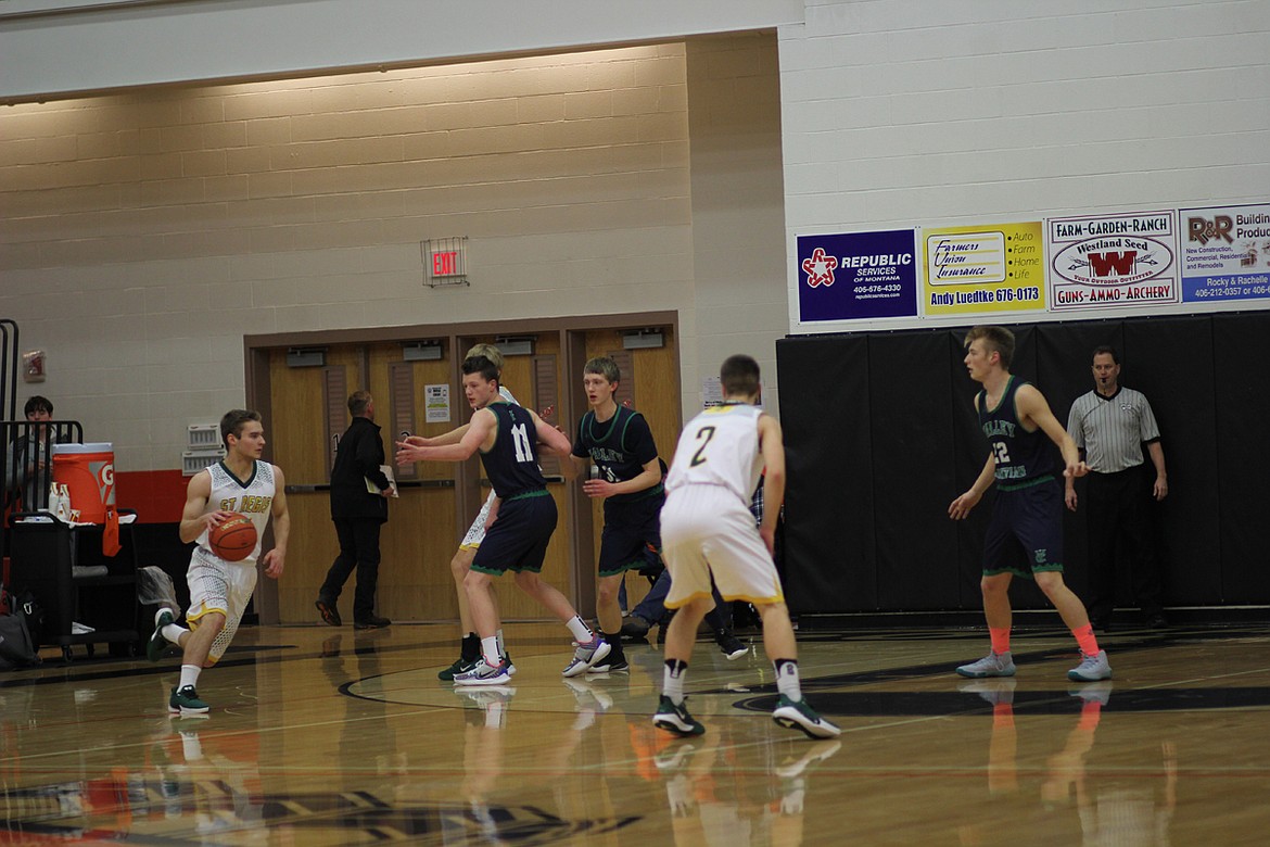 St. Regis's Ian Farris (15) dribbles against Valley Christian during the Ronan tip-off tournament. (Chuck Bandel/Mineral Independent)