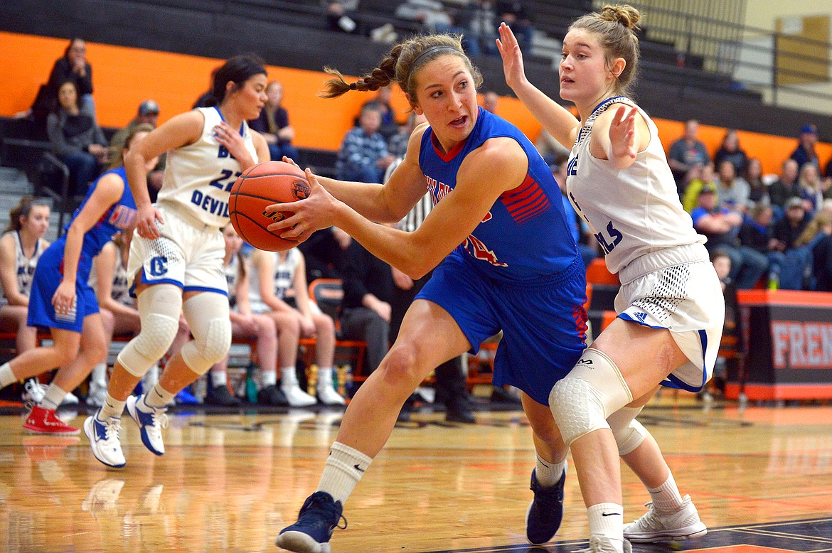 Josie Windauer looks to make a pass in the first quarter against Corvallis Saturday.