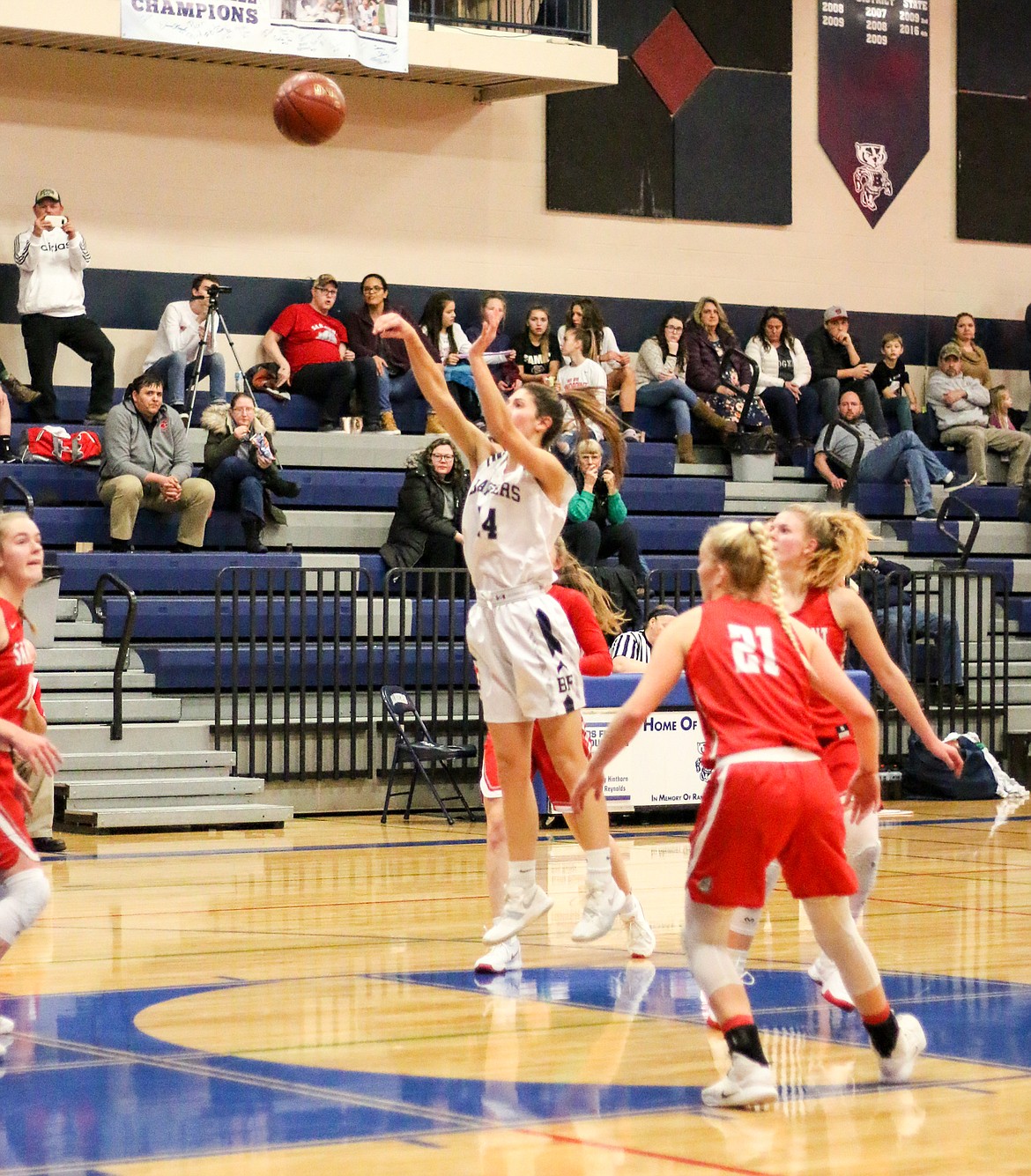 Photo by MANDI BATEMAN
Sierra Petesch shoots the ball.