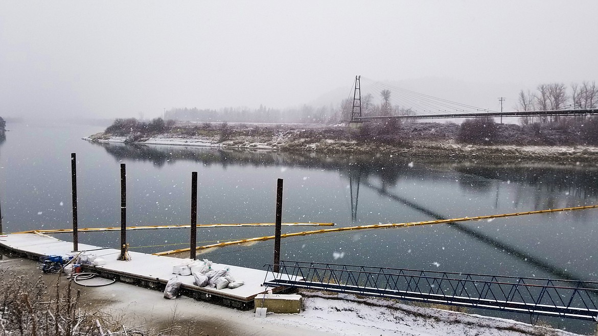 Photo by MANDI BATEMAN
Containment boom placed at the public boat launch area off of Riverside Drive.