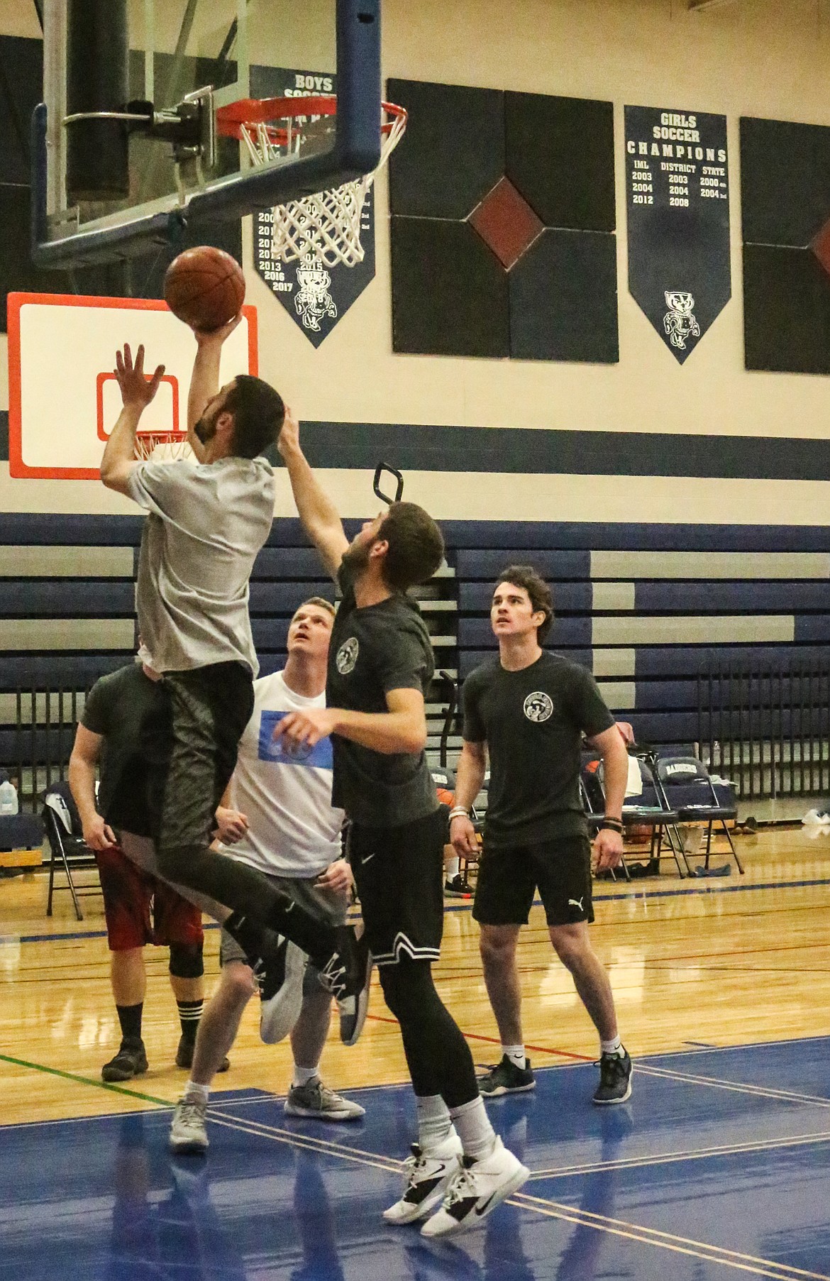 Photo by MANDI BATEMAN
Ryan Farrens driving to the basket.