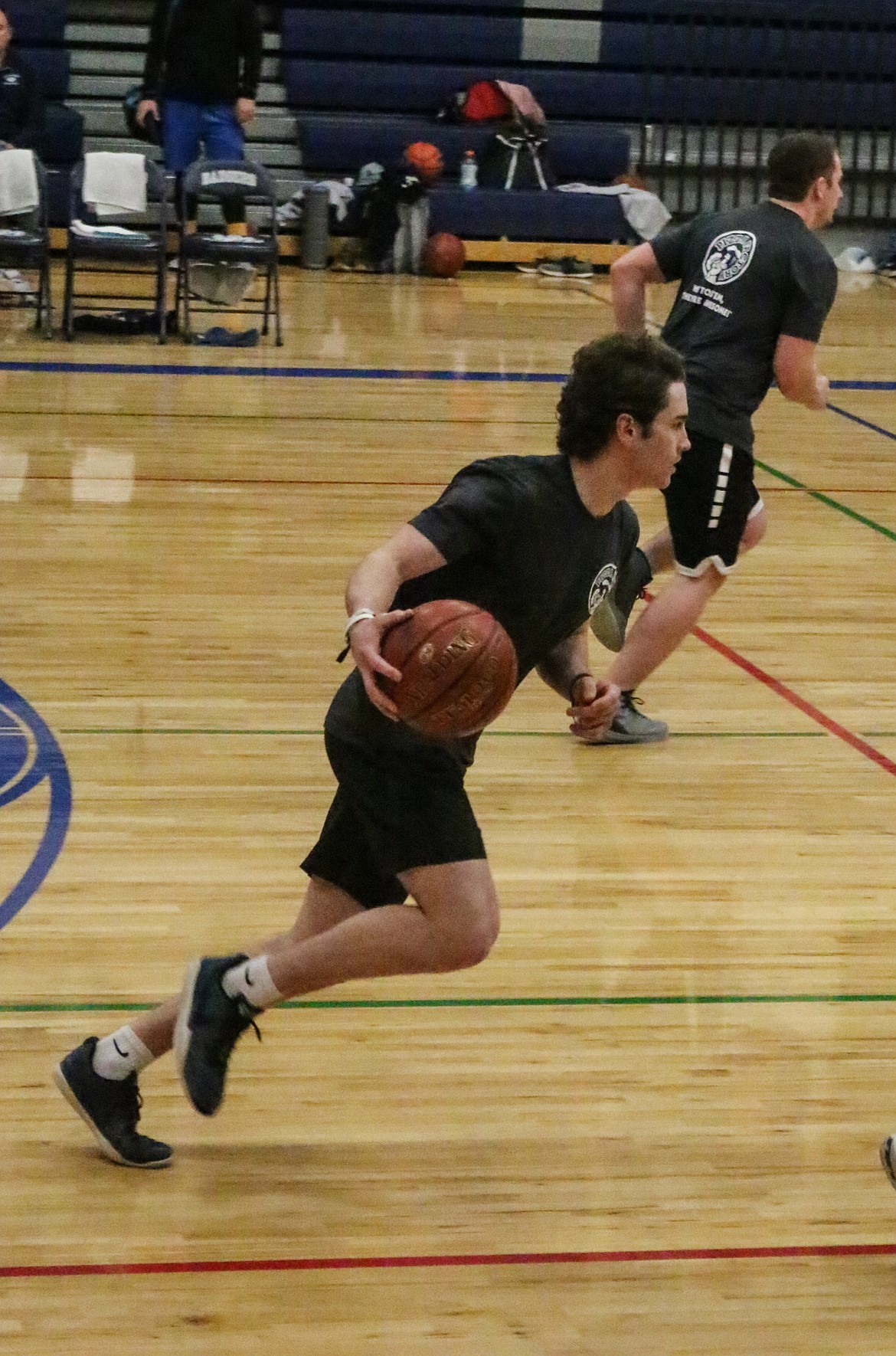 Photo by MANDI BATEMAN
Chris Sabin drives down the court with the ball.