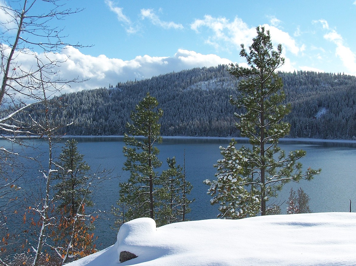 Home sites are available in Estuary Forest and Dover Meadows neighborhoods, both of which connect to more than 9 miles of walking and biking trails along the winter wonderland of Lake Pend Oreille.