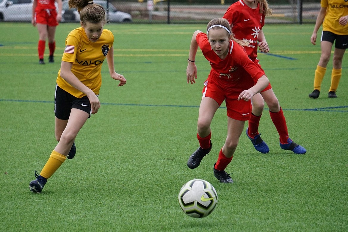 Photo by MARCEE HARTZELL
The Thorns North FC Girls 07 Red soccer team defeated Washington Premier FC White 1-0 on Saturday with a goal from Rachel Corette. Fiona Macdonald provided the assist. On Sunday, the Thorns beat Valor Premier 2-1. Macdonald scored from a ricochet off of a Valor player. Late in the second half, Lily Bole (pictured above, right) assisted Corette to score the second goal.