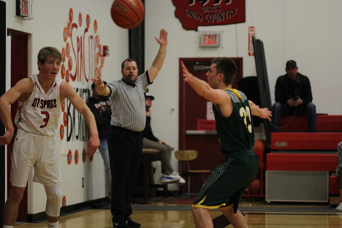 Hot Springs&#146; Jack McAllister (3) inbounds the ball against St. Regis&#146; Adam Ball (33). (Chuck Bandel/Mineral Independent)