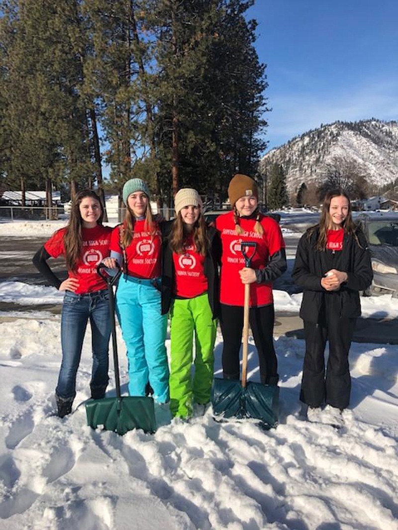 Superior National Honor Society shovelers, from left, are Sorren Reese, Summer Bonsell, Bailey Milender, Cassie Green, and Kayla Goldman. (Photo by Angie Armour)