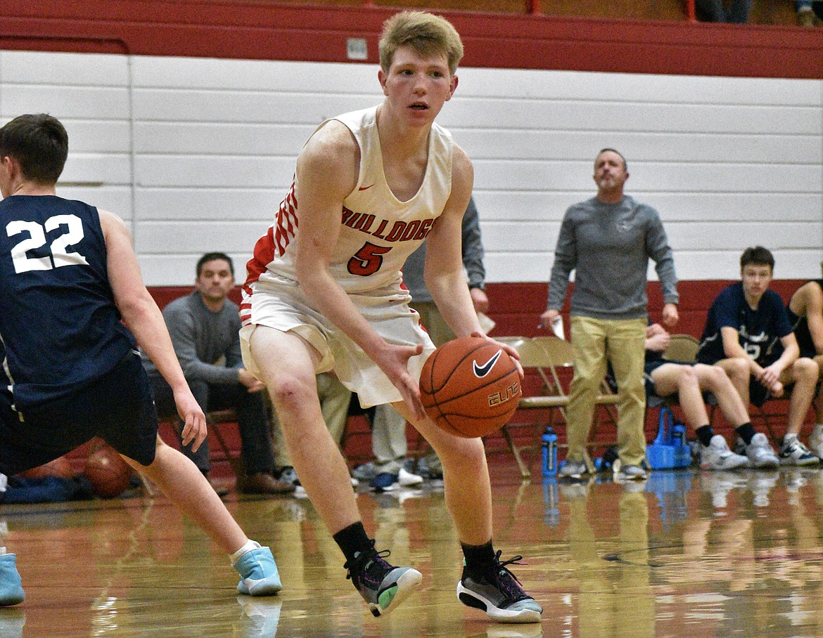 (Photo by DYLAN GREENE)
Sophomore Jacob Eldridge prepares to pass the ball to a teammate on Jan. 28.