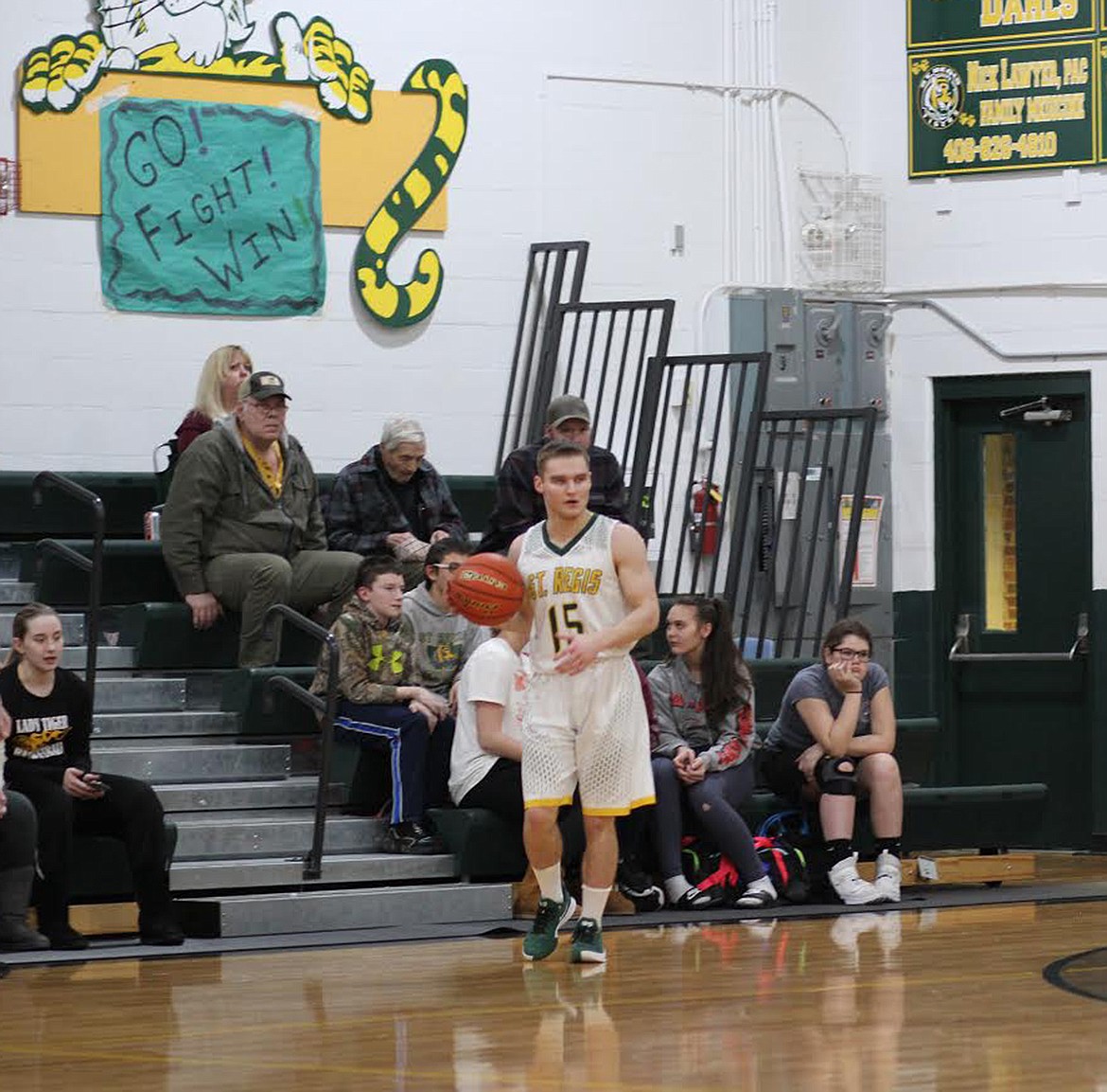 St. Regis&#146; Ian Farris dribbles the ball against Noxon. (Chuck Bandel/Mineral Independent)