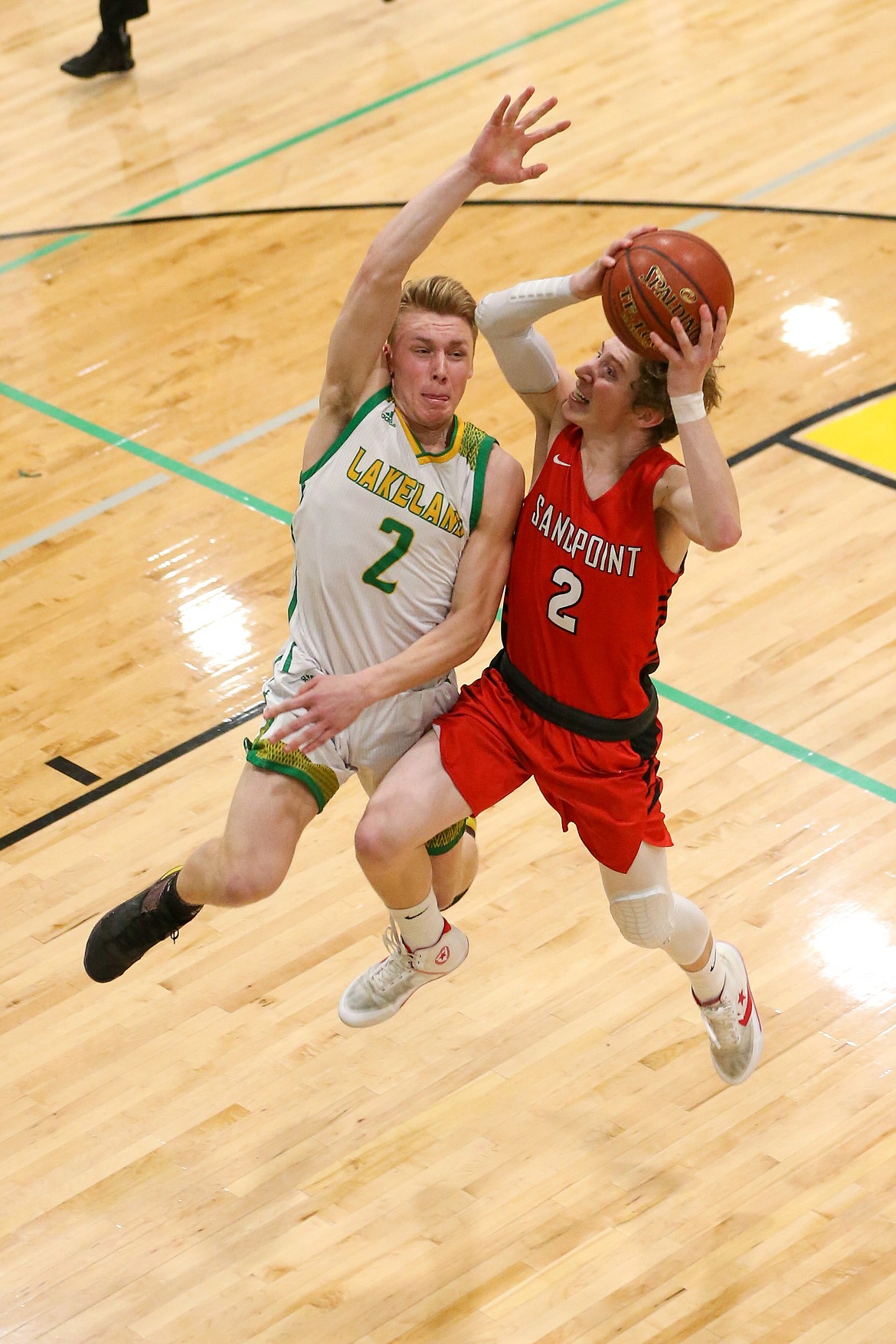 (Photo courtesy of JASON DUCHOW PHOTOGRAPHY)
Senior Kobe Banks attempts to attack the rim while a Lakeland defender guards him Thursday night.