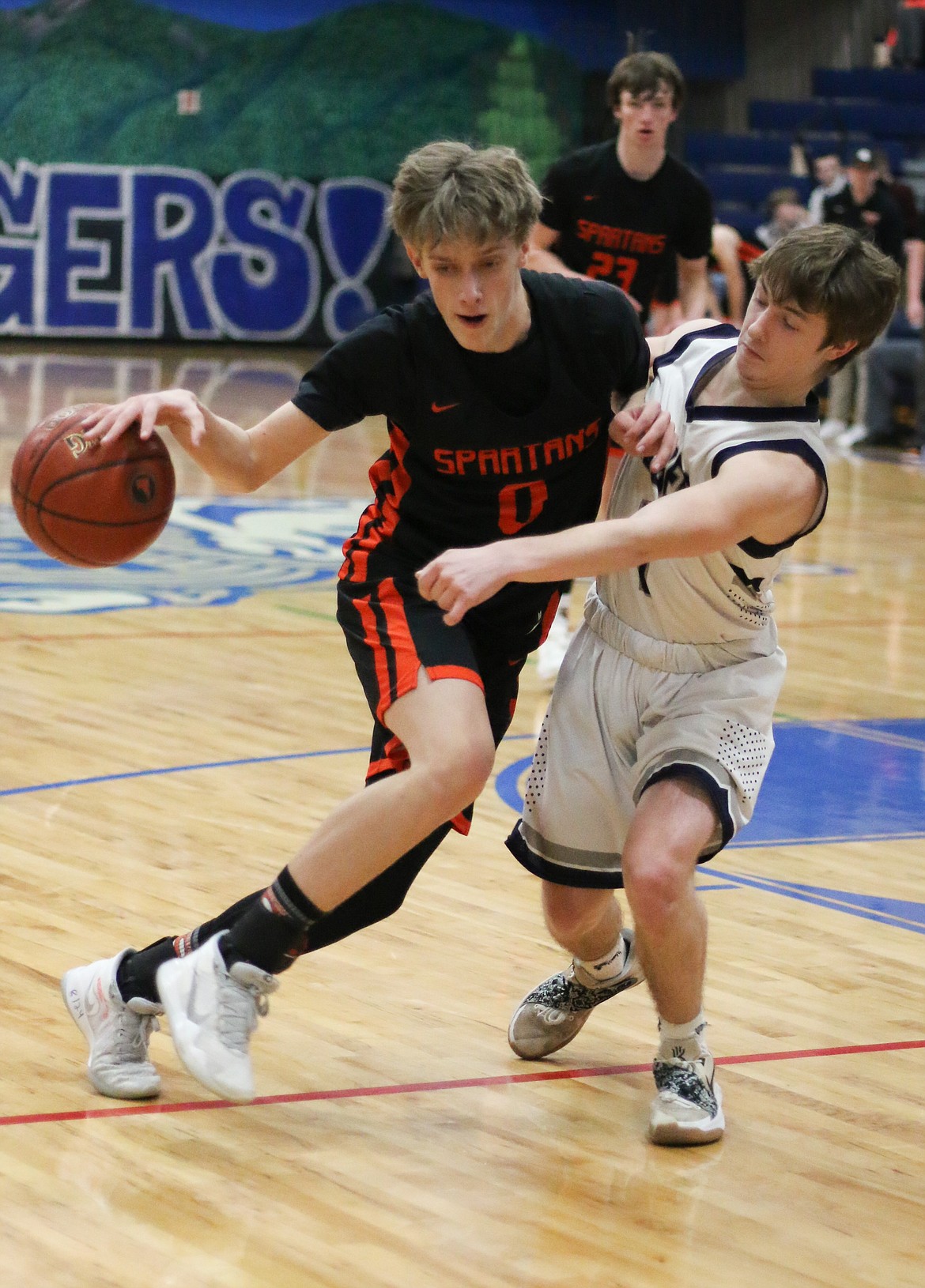 (Photo by MANDI BATEMAN/BONNERS FERRY HERALD)
Sophomore Travis Mathews drives toward the basket against Bonners Ferry on Tuesday night.