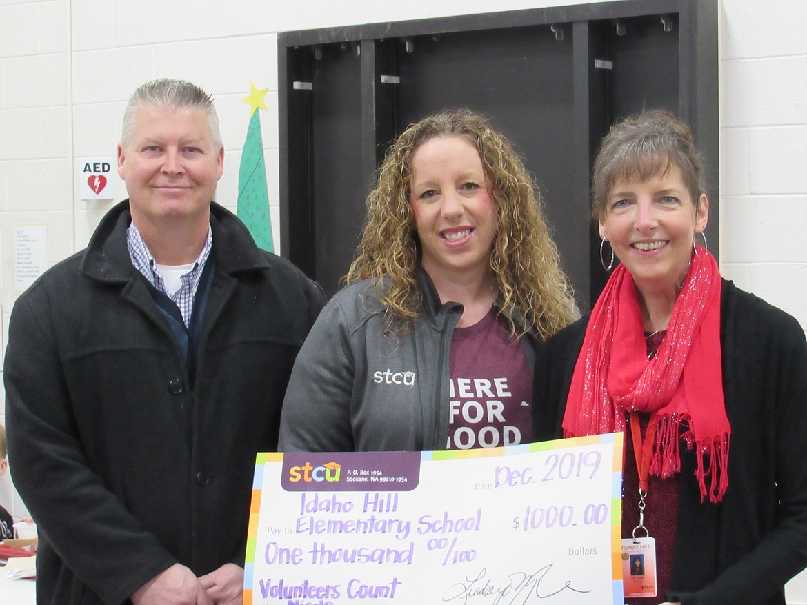 (Courtesy photo)
STCU officials present a $1,000 grant to Idaho Hill Elementary as part of its Volunteers County program.