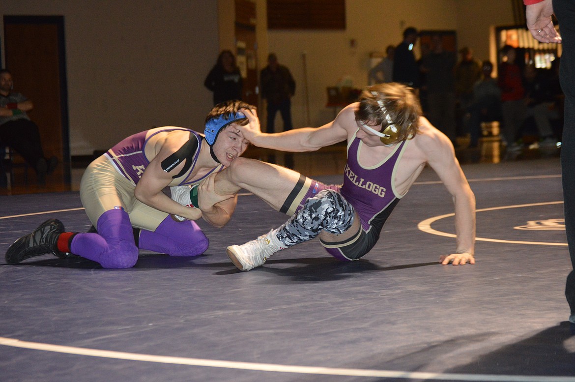 Photo by Teri Eixenberger
Dakota Eixenberger controls the leg of opponent and fellow Wildcat Wyatt Hei during their 113-pound matchup in the championship of the Bonners Ferry Invitational.