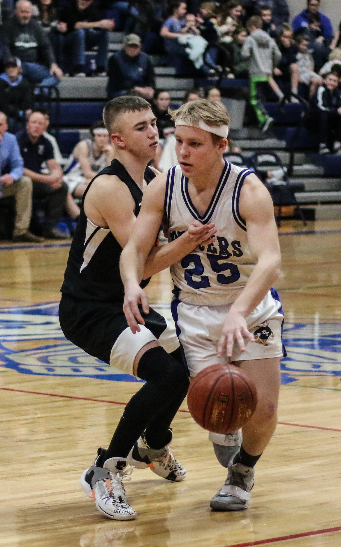 Photo by MANDI BATEMAN 
Josh Beazer works his way around a defender.