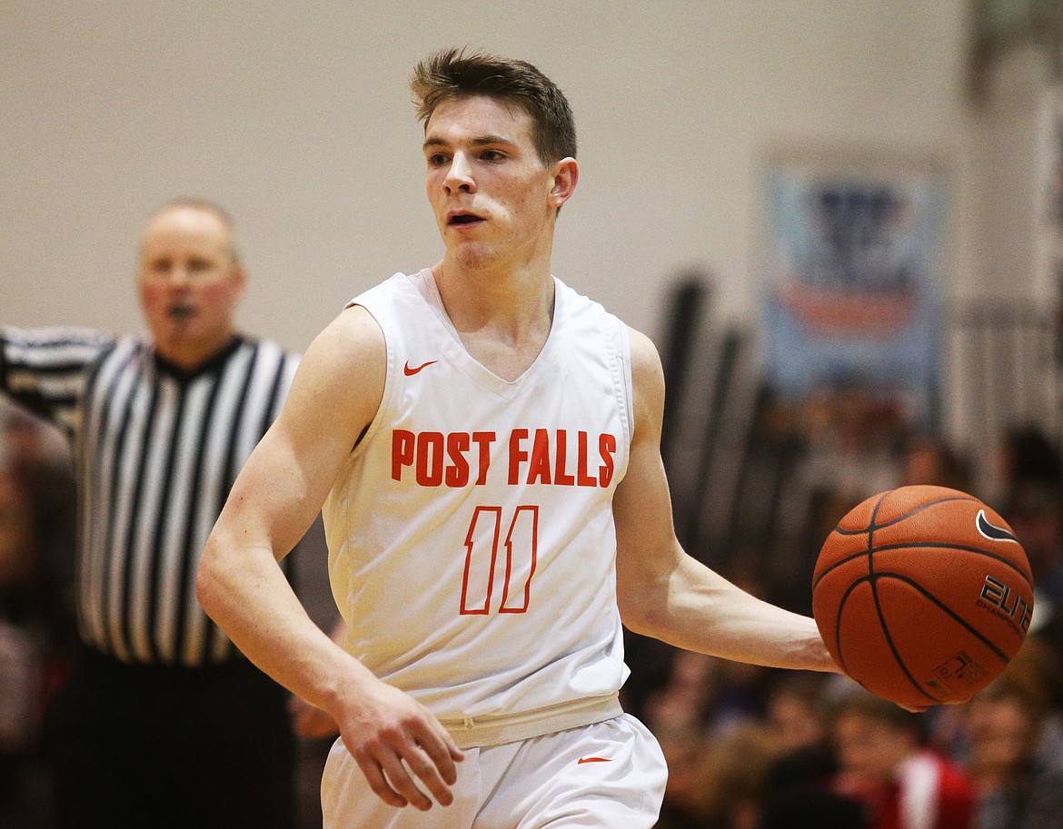 Post Falls&#146; Cole Rutherford dribbles the ball down the court as he scans the Lewiston defense last Wednesday.