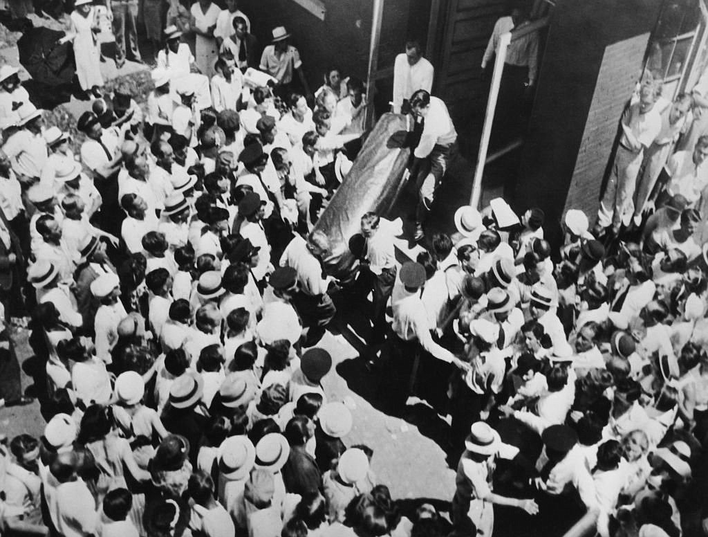 GOOGLE IMAGES
A curious crowd watches the removal of John Dillinger&#146;s body for transportation to the burial site in Indianapolis.