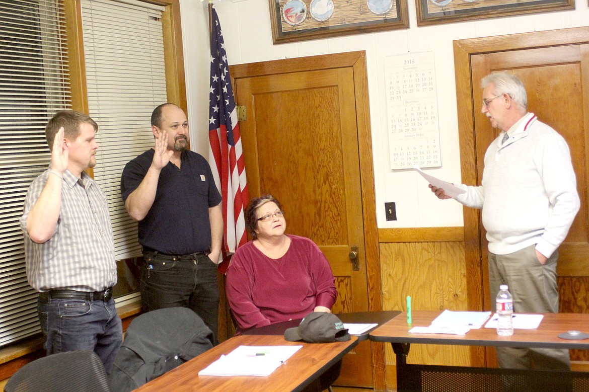 &lt;p&gt;&lt;strong&gt;Mayor Greg Eitelberg swears in John Curry, Danny Rowan and Sandy Chenoweth as members of the Plains City Council during their January meeting.&lt;/strong&gt;&lt;/p&gt;