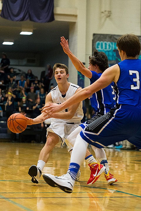 &lt;p&gt;Lake City&#146;s Michael Goggin makes a bounce pass in the second half against Coeur d&#146;Alene.&lt;/p&gt;