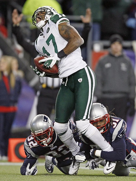 &lt;p&gt;New York Jets wide receiver Braylon Edwards (17) scores a touchdown past New England cornerback Devin McCourty (32) and safety Brandon Meriweather (31) during the first half.&lt;/p&gt;