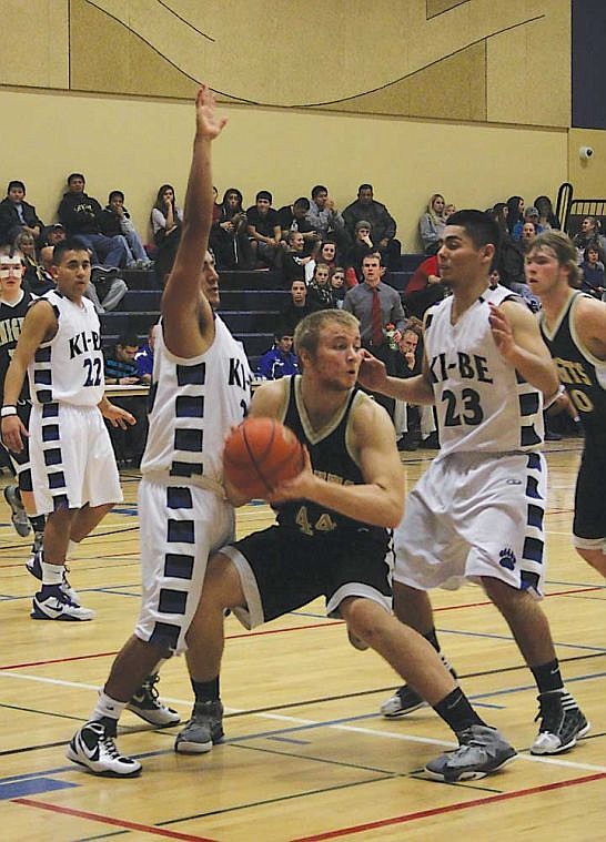 Royal's Kent Christensen looks for an opening under the Kiona-Benton basket during a South Central A Conference prep hoops contest at Ki-Be last Saturday. East-leading Ki-Be won, 46-43.