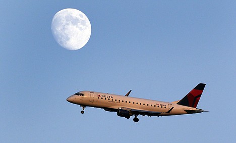 &lt;p&gt;A Delta connection airplane approaches LaGuardia airport, in New York in August 2012. Delta Air Lines showed a biggre-than-expected profit in the fourth quarter, the company reported Tuesday.&lt;/p&gt;