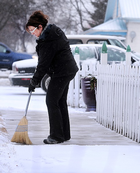 &lt;p&gt;Penelope Bennett, co-owner of Cobblestone Moon, clears the
sidewalk in front of the store on Wednesday morning in Kalispell.
Snow in Kalispell didn&#146;t quite add up to levels predicted earlier
this week by weather forecasters, although areas farther south had
from 6 to 10 inches of snowfall.&lt;/p&gt;