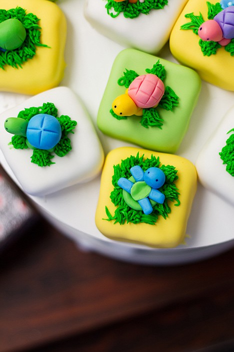 &lt;p&gt;Miniature cakes, called cakettes, are adorned with edible turtles made from frosting.&lt;/p&gt;