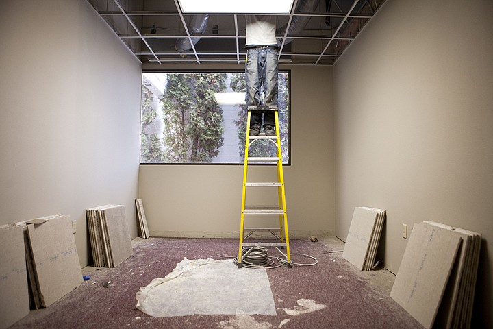 &lt;p&gt;Douglas Smith, of Monster Electric, hooks up outlets in the new
judges chambers Thursday afternoon at the Public Safety
Building.&lt;/p&gt;