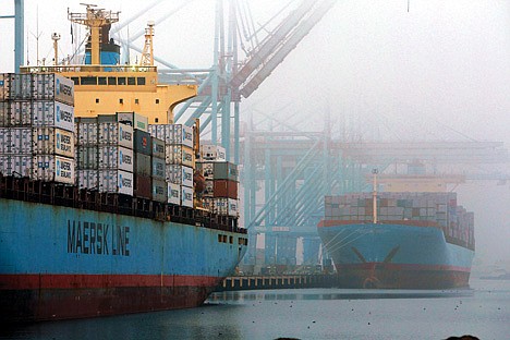 &lt;p&gt;Containers are unloaded from cargo ships at the Port of Los Angeles on Dec 5, 2012. The U.S. economy unexpectedly shrank from October through December, the first quarterly drop since 2009 and a reminder of the economy's vulnerability as automatic cuts in government spending loom.&#160;&lt;/p&gt;