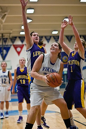 JEROME A. POLLOS/Press

Carli Rosenthal from Coeur d'Alene High tries to find some clearance to go up for a shot while surrounded by Lewiston High defenders Savannah Blinn, left, and Jessica Kramer during the second half.