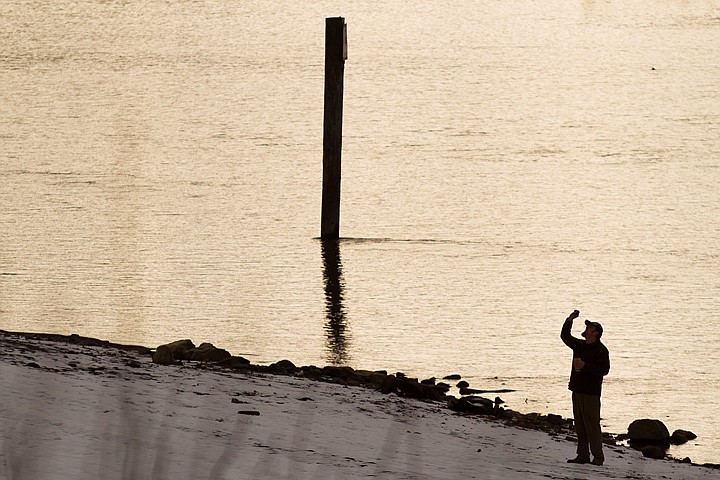 &lt;p&gt;SHAWN GUST/Press Randy Dingman points his camera toward a flock of geese near Lake Coeur d'Alene on Wednesday.&lt;/p&gt;