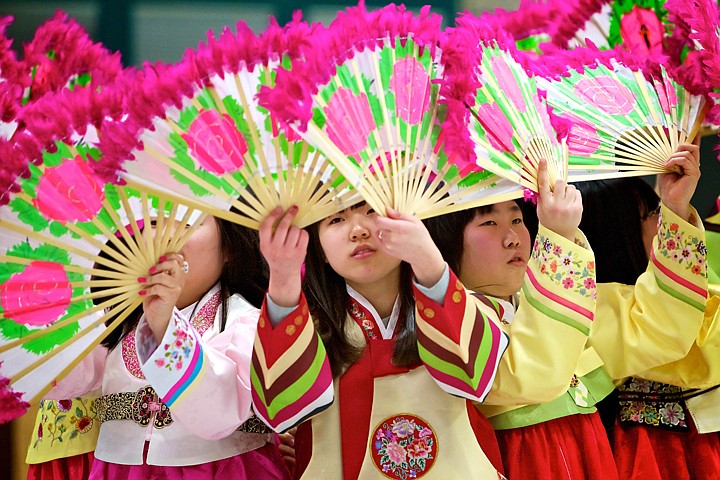 &lt;p&gt;JEROME A. POLLOS/Press Jeong Dain, left, and Lee Jiyu perform a Korean fan dance during the Korean-American culture night Monday at Woodland Middle School in Coeur d'Alene. The exchange students from Geoje Middle School in&lt;/p&gt;