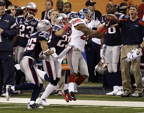 &lt;p&gt;New York Giants wide receiver Mario Manningham barely gets both feet in as he catches a pass near midfield late in the fourth quarter, as New England Patriots defensive back Sterling Moore (29) and safety Patrick Chung (25) defend. The catch helped set up the Giants' go-ahead touchdown.&lt;/p&gt;