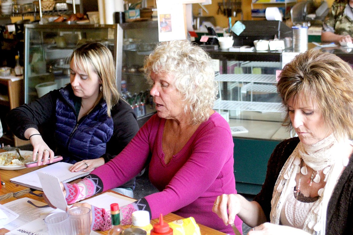 &lt;p&gt;&lt;strong&gt;Kathy Kendall explains the status of the Hot Springs Community Awareness Group during the Hot Springs Chamber of Commerce meeting.&lt;/strong&gt;&lt;/p&gt;