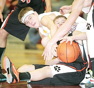&lt;p&gt;Gage Tallmadge and Eureka&#146;s Trey Bohne compete for a loose ball in the fourth quarter.&lt;/p&gt;