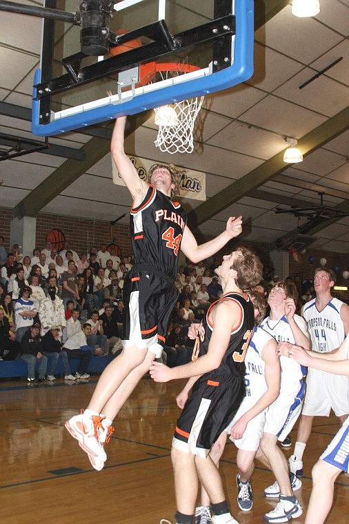 Heather Hasty/Valley Press Trent Thompson dunks another ball, scoring another two points for the Horsemen.