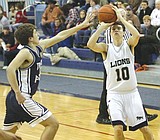 Moffet's huge game slides Lions into quarterfinals