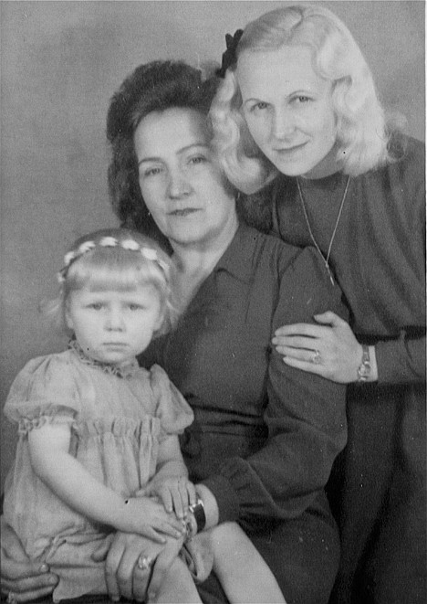 <p>Margarete Fallat, right, shown with her mother, Elisabeth Pagenburg, and her daughter, Elisabeth Maria, in 1948</p>