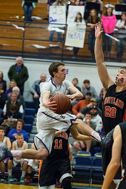 &lt;p&gt;Kellogg&#146;s Gus Colburn fakes a move to the basket before passing the ball for an assist on Saturday.&lt;/p&gt;