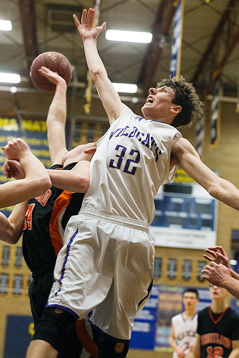 &lt;p&gt;Tobias Colburn reaches up trying for a rebound against Fruitland defenders on Saturday.&lt;/p&gt;