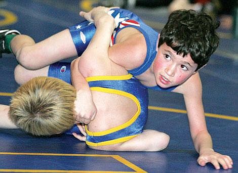 Photo by Paul Sievers Superior’s Taryn Ververis looks to his coach for advice in his 8-6 defeat of Libby’s Chaz Judkins in the novice 55-pound weight class.
