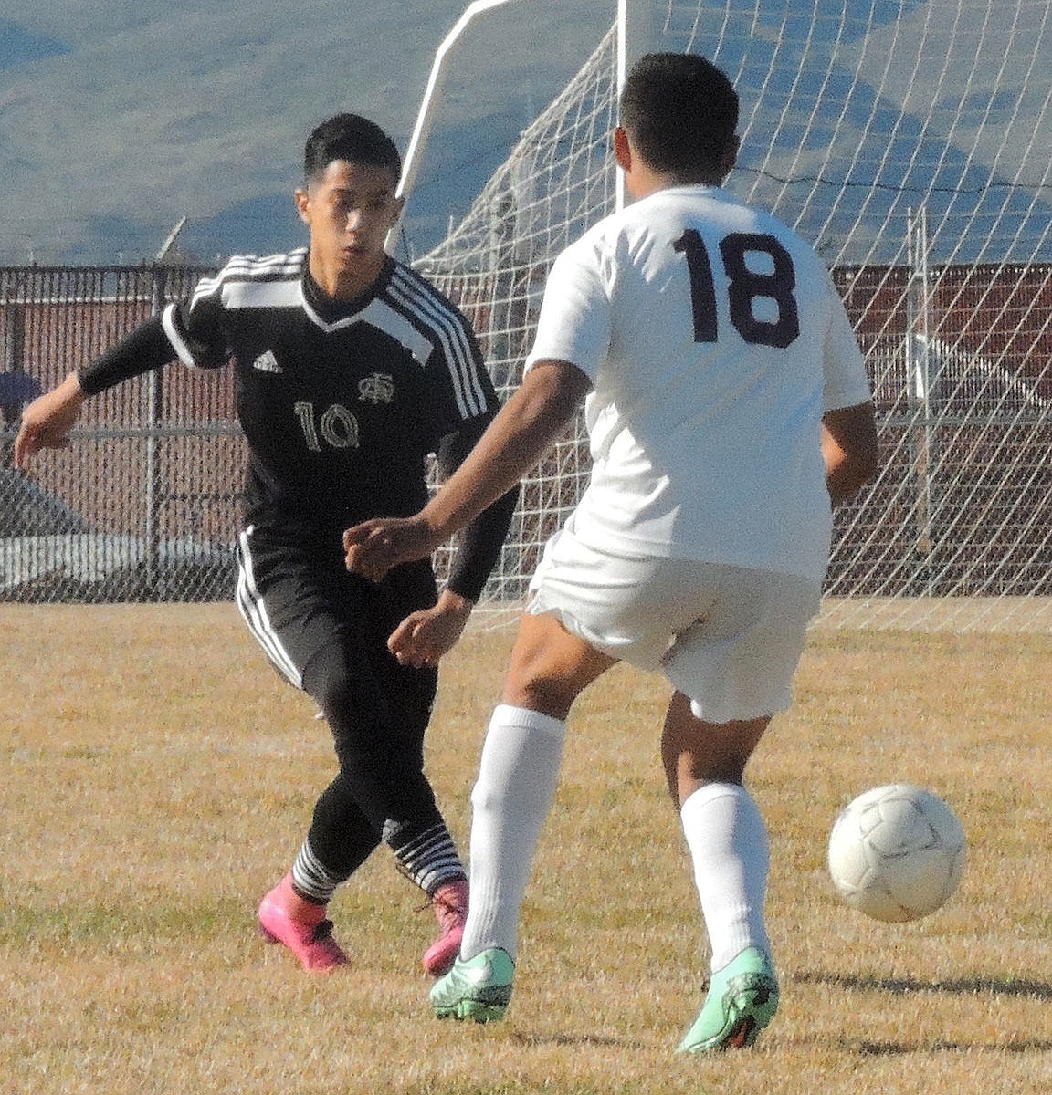 Royal defender Alex Contreras gets off a pass before Wahluke&#146;s Jose Alejo can make a defensive stop.