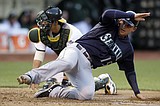 M's survive late rally