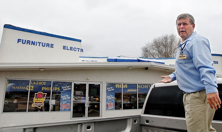 &#147;It sounded like an explosion,&#148; Aaron&#146;s Appliance General Manager Gary Jackson said in describing the wind that knocked down the building&#146;s rooftop sign just before noon on Thursday.